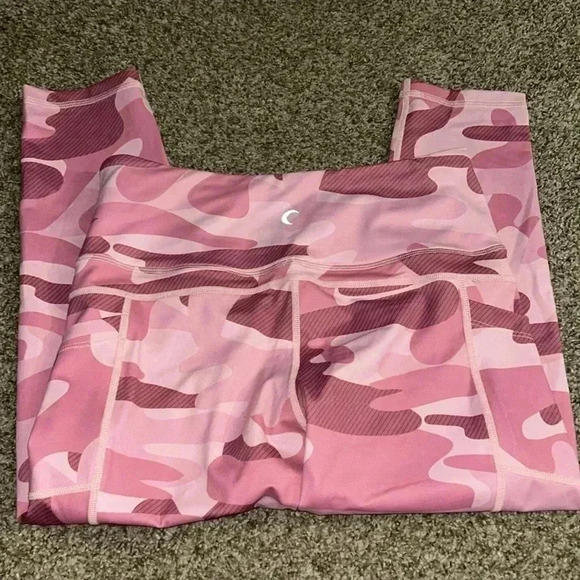 Zyia Pink Camo Capris With Pockets - Picture 3 of 4